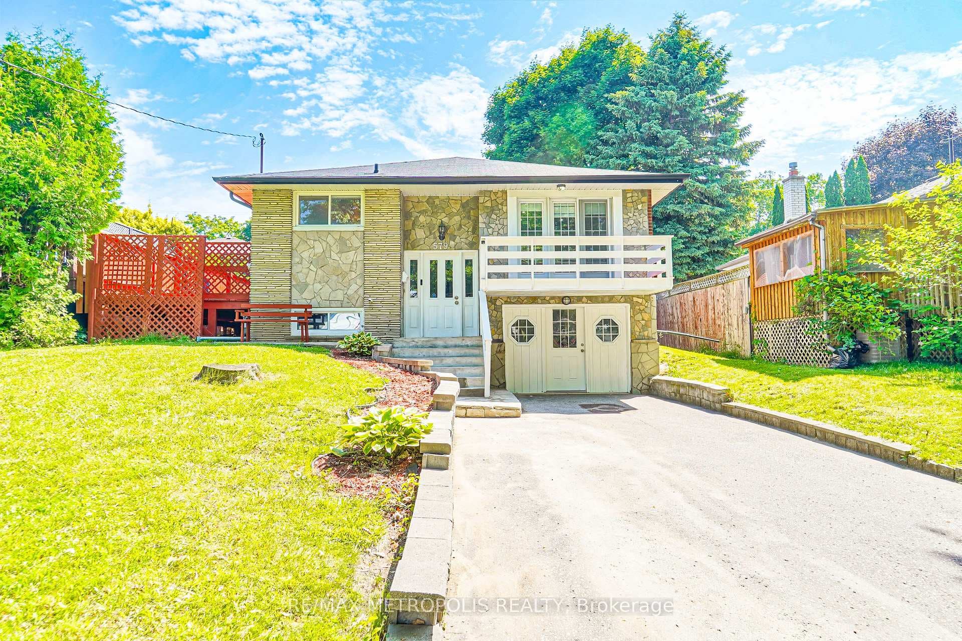 579 Pinewood Street photo 3
