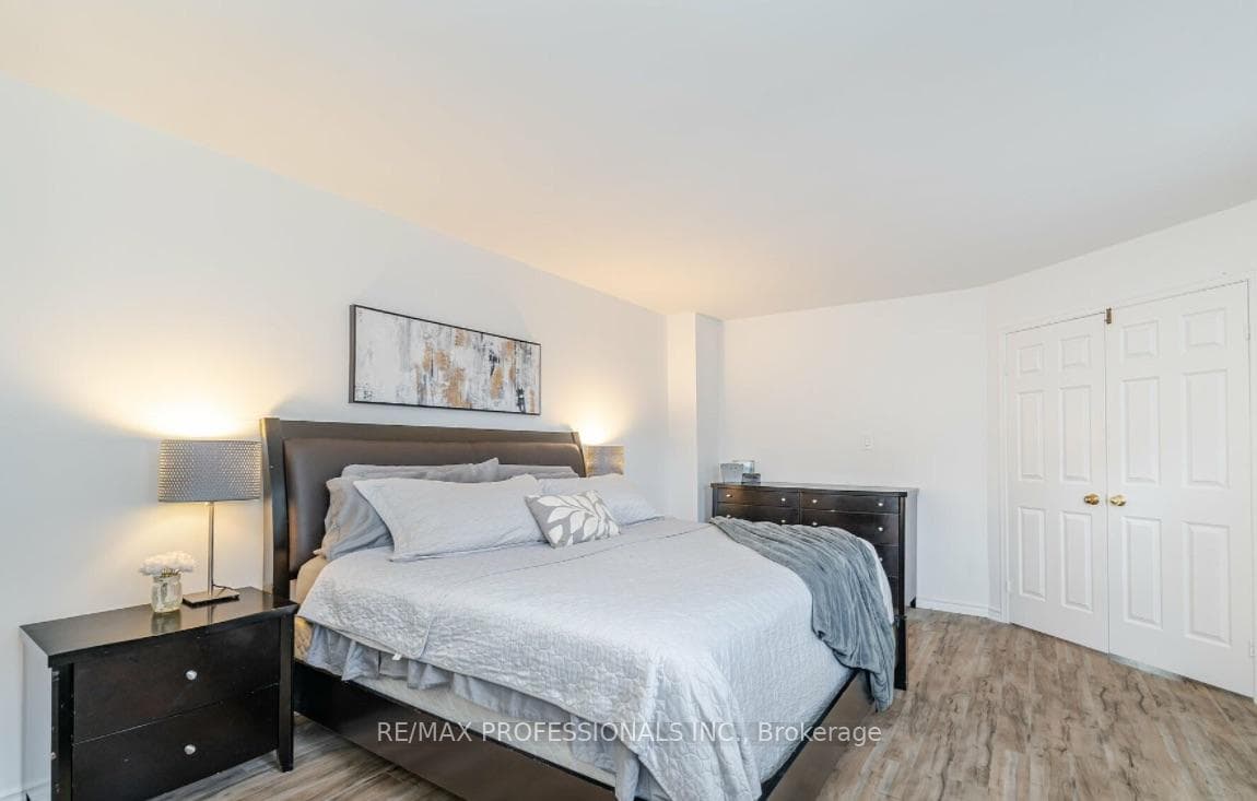 2275 Credit Valley Road Unit 2 photo 23