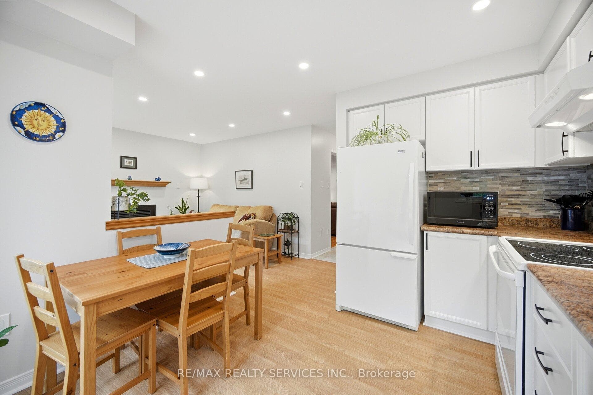 38 Furrows End photo 13