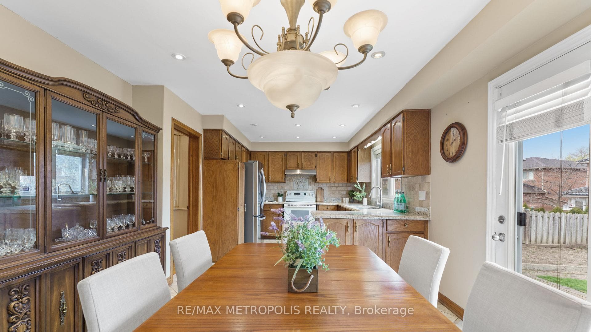 8233 Martin Grove Road photo 13