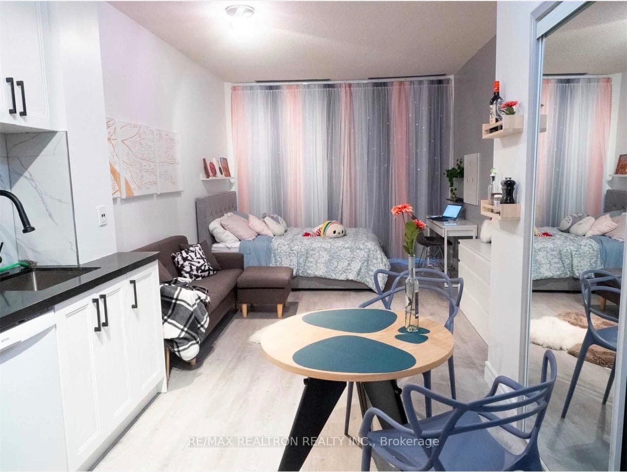 555 Yonge Street Unit 205 photo 4