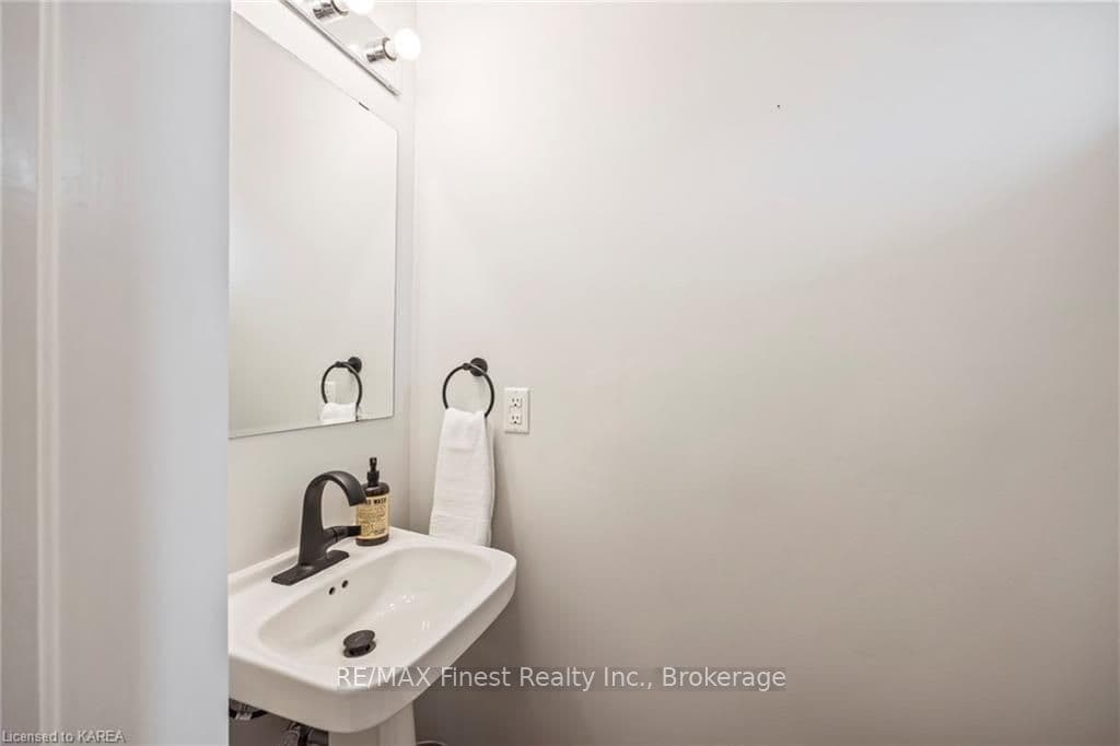 1026 WATERBURY Crescent photo 8