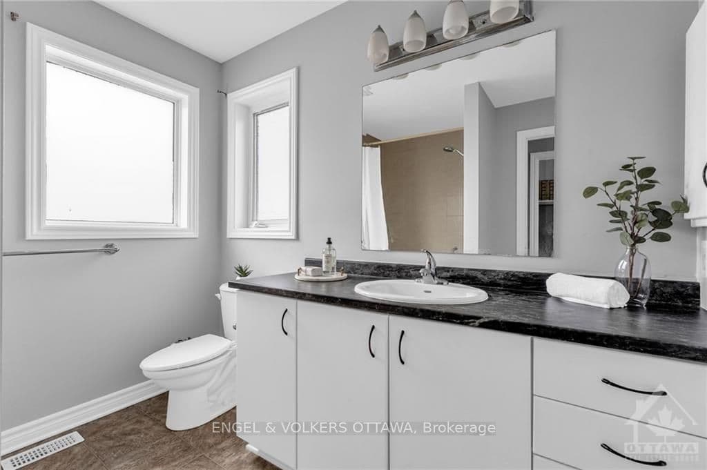 247 LEAMINGTON Way photo 21