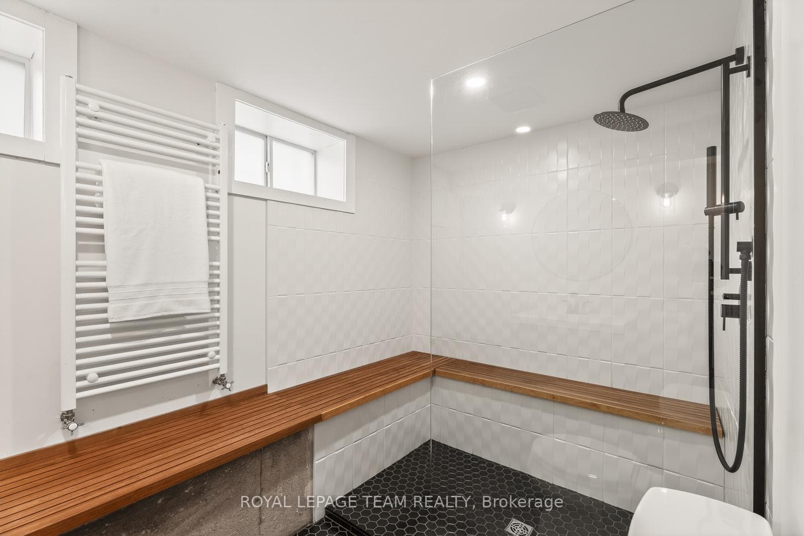 318 CLEMOW Avenue photo 28