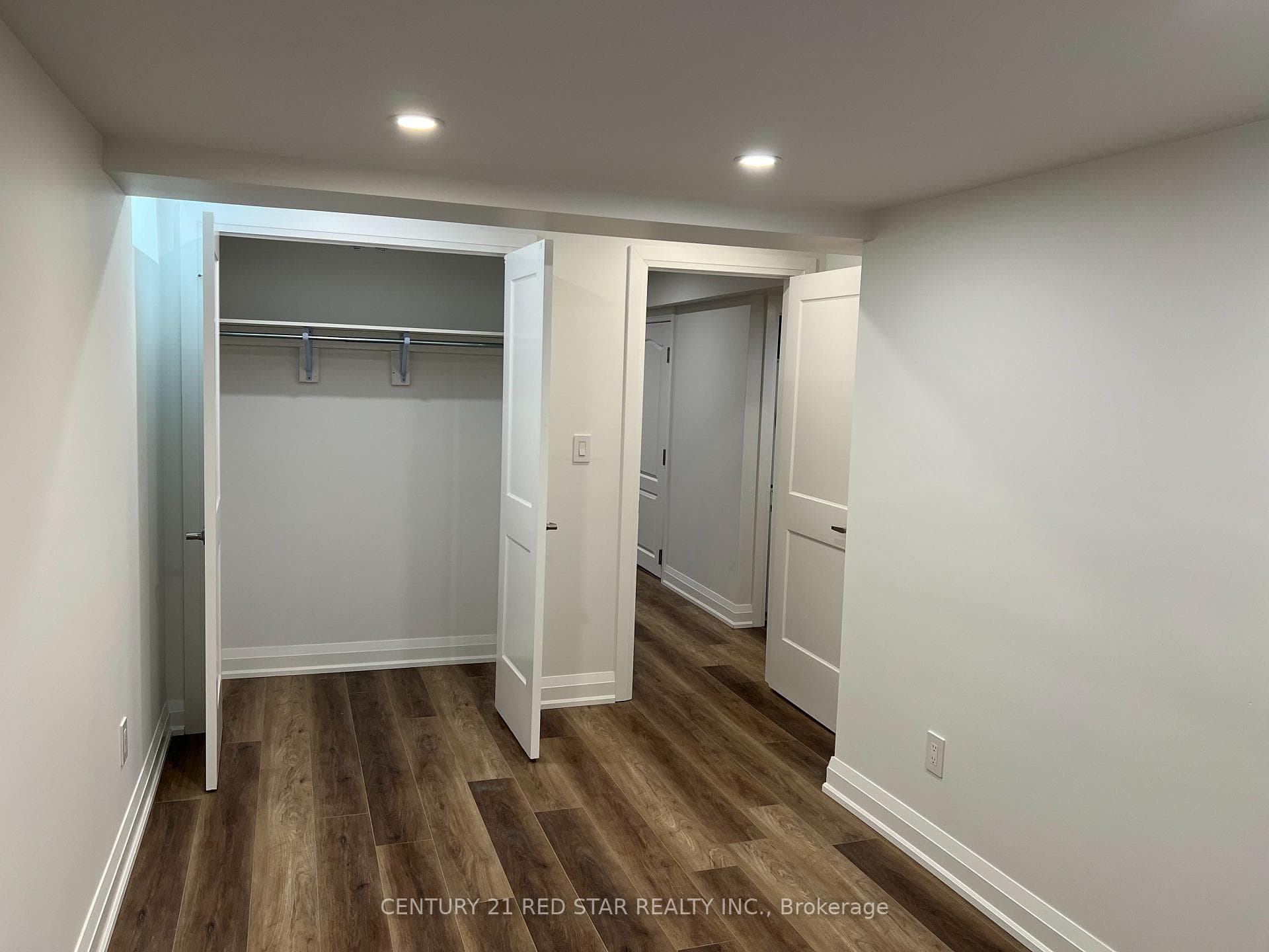 1025 Holdsworth Crescent photo 14