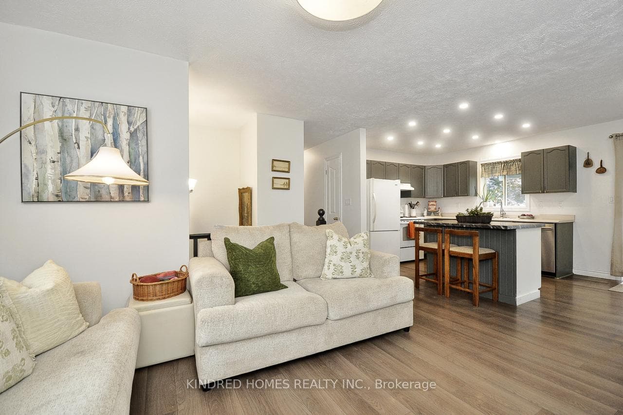 2 Brackenbury Street photo 6