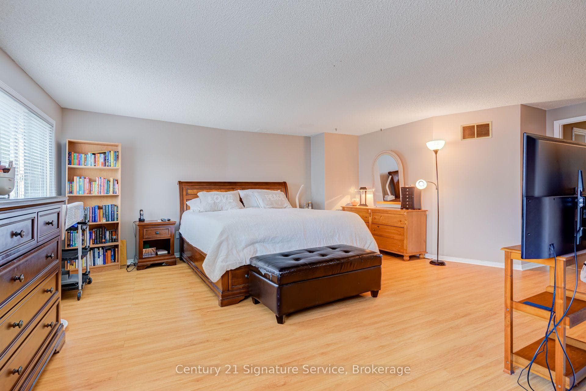 2755 Lindholm Crescent photo 25