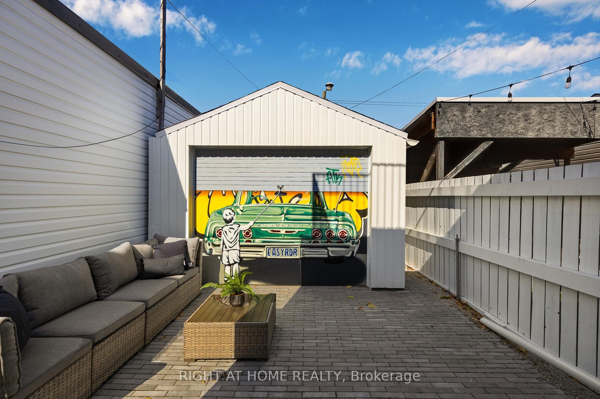 768 Richmond Street photo 18