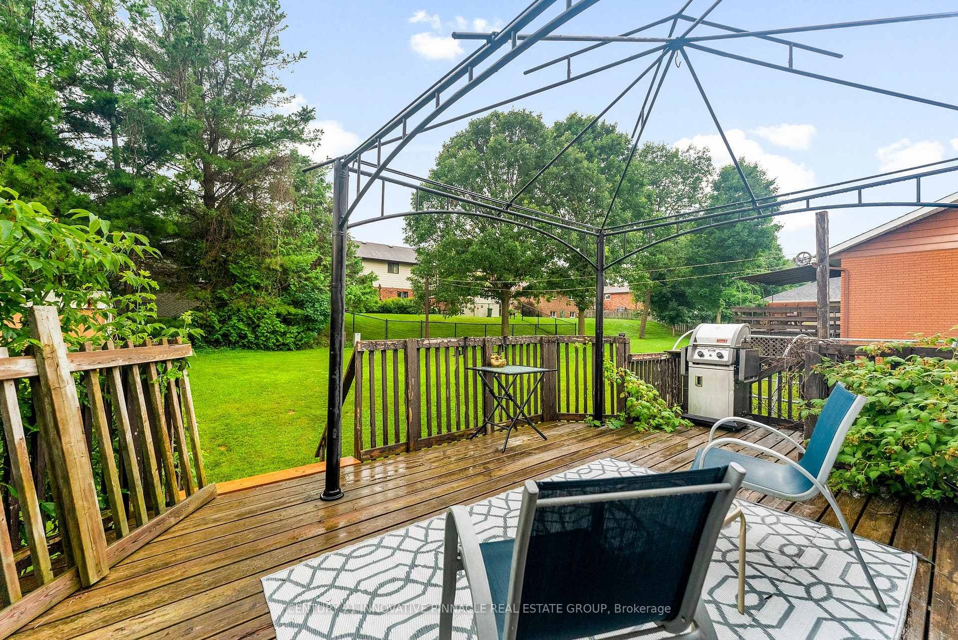 594 Herbert Street photo 37