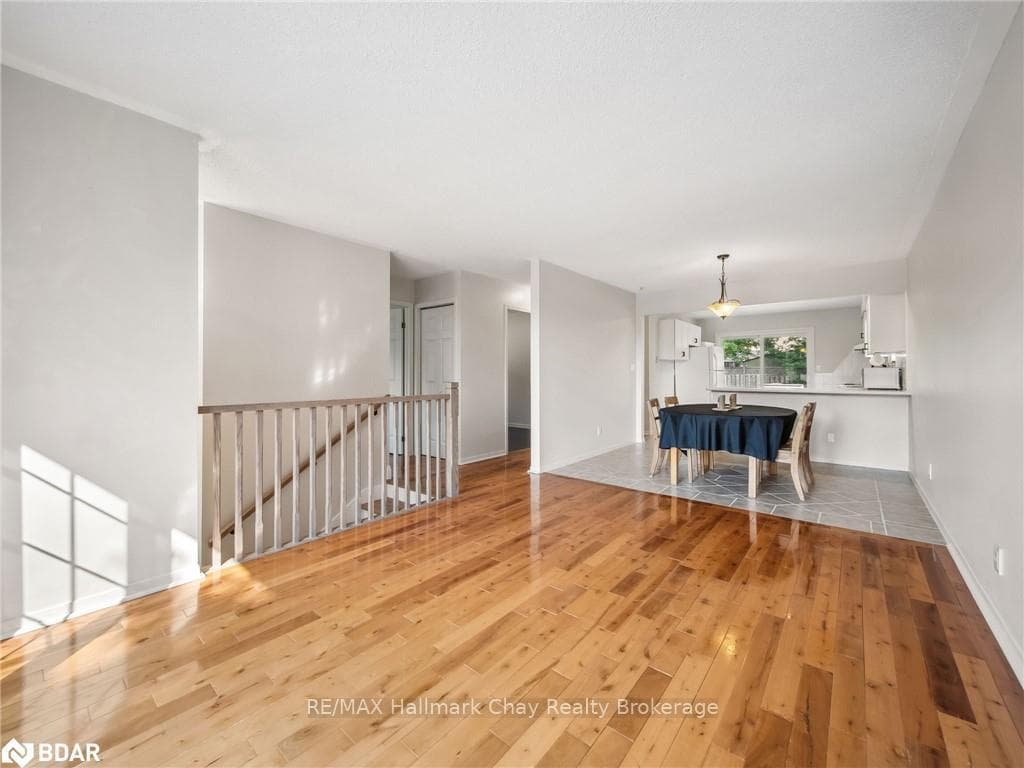 14 CHRISTINE Place Unit UPPER photo 3
