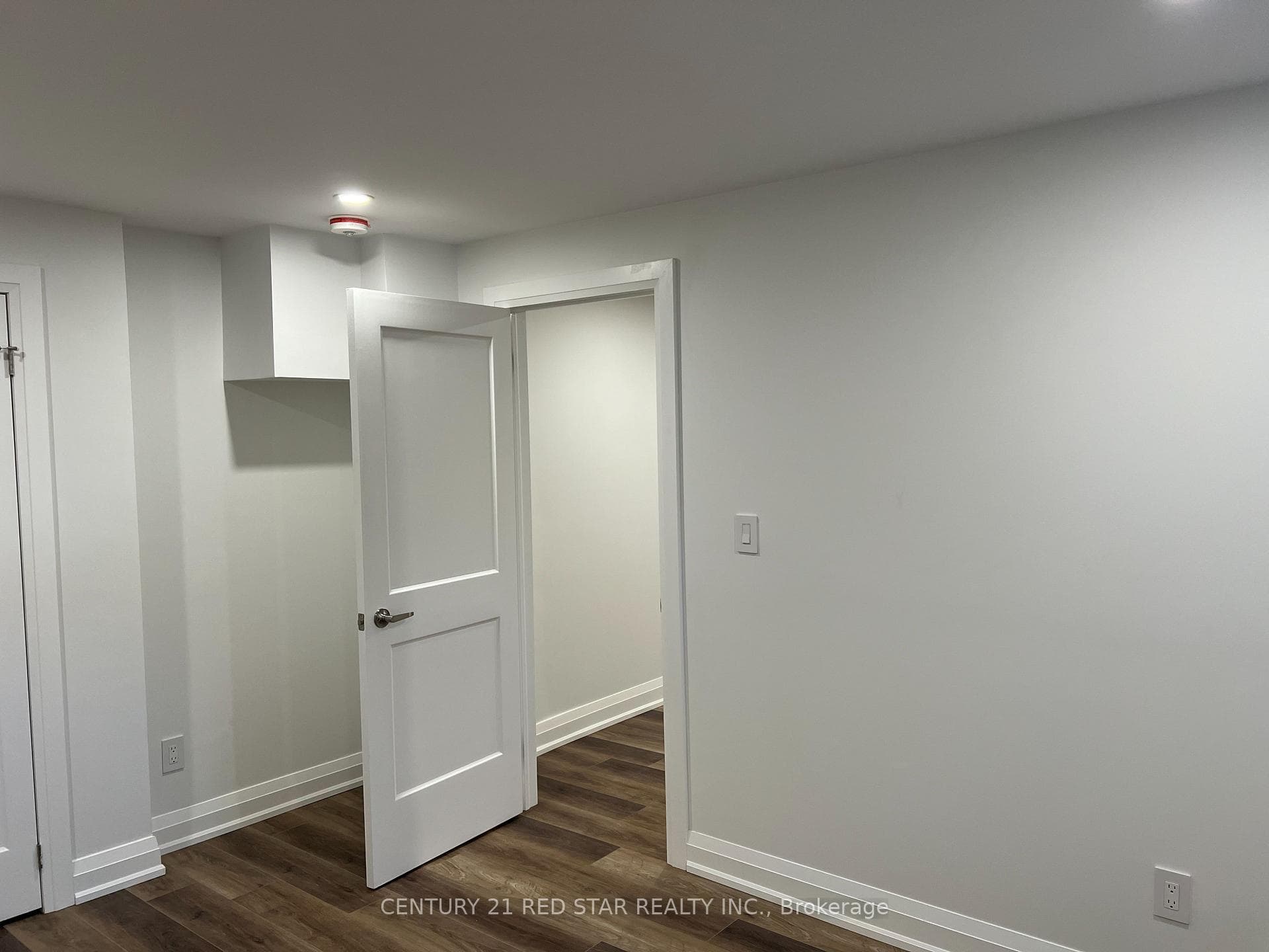 1025 Holdsworth Crescent Unit Basement photo 17