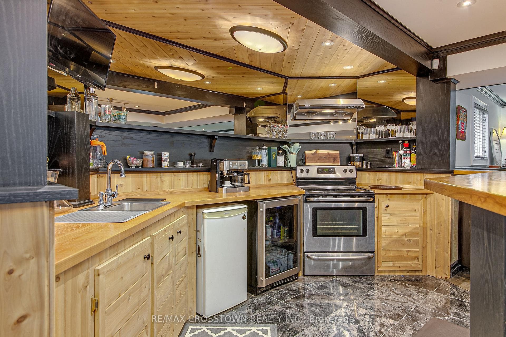 675 James Street photo 26