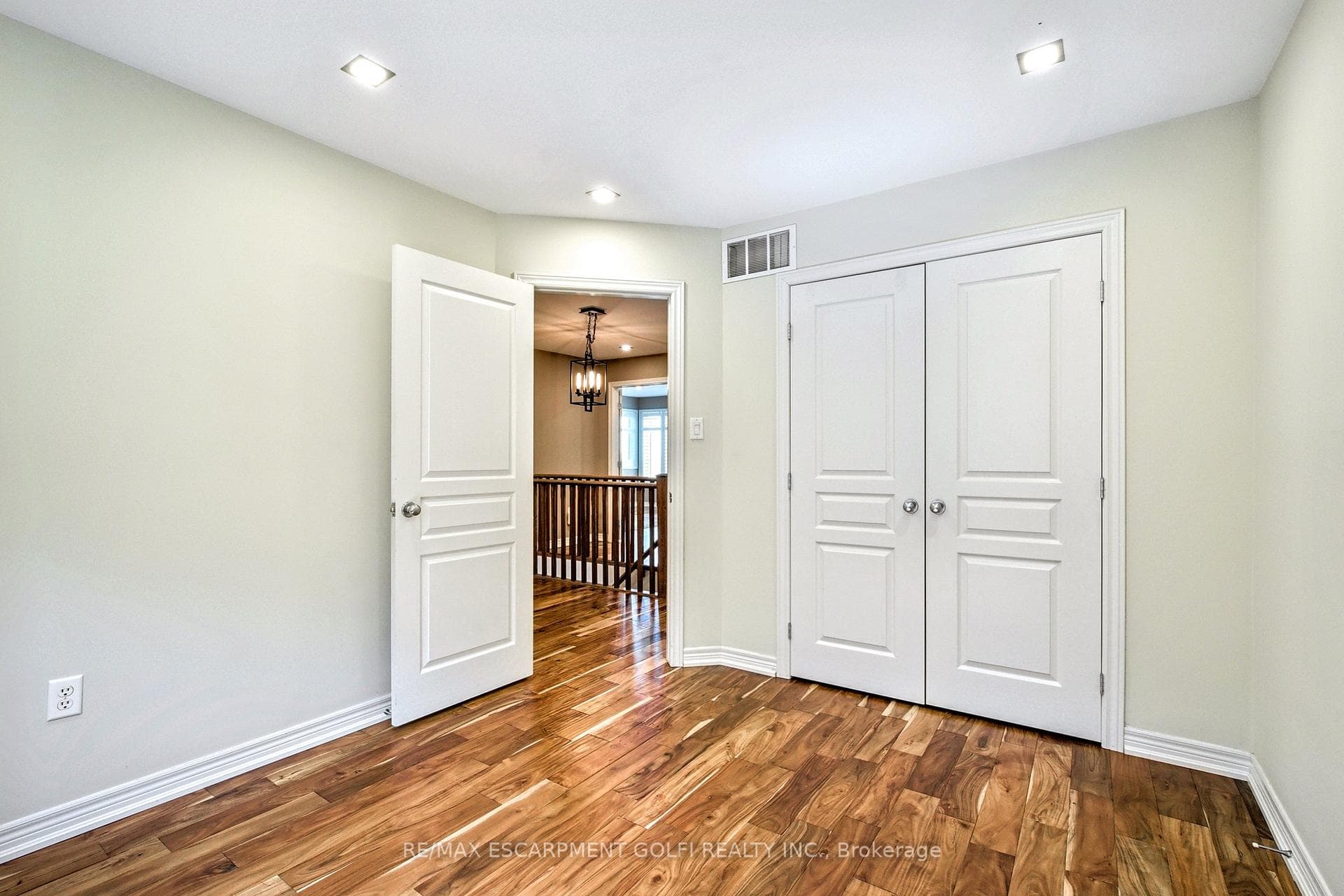 16 Heathcote Court photo 26