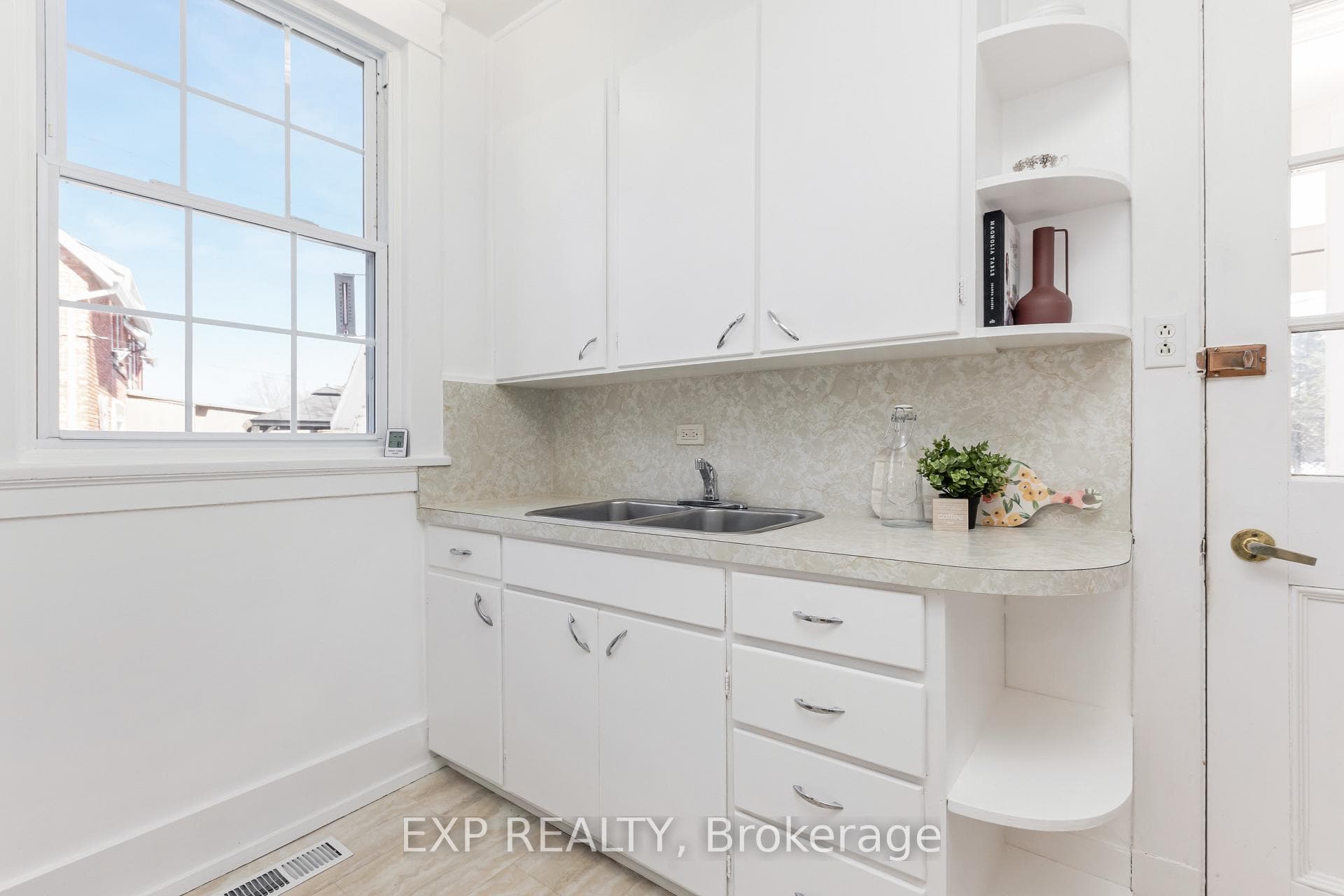 517 Smerdon Street photo 10