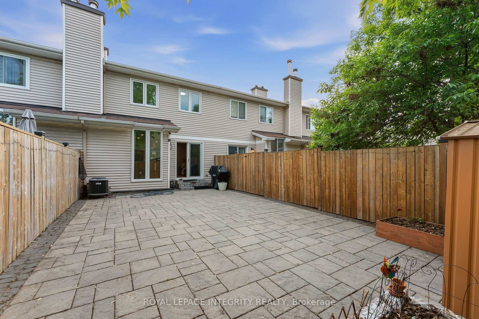 89 BURLINGTON Crescent photo 32