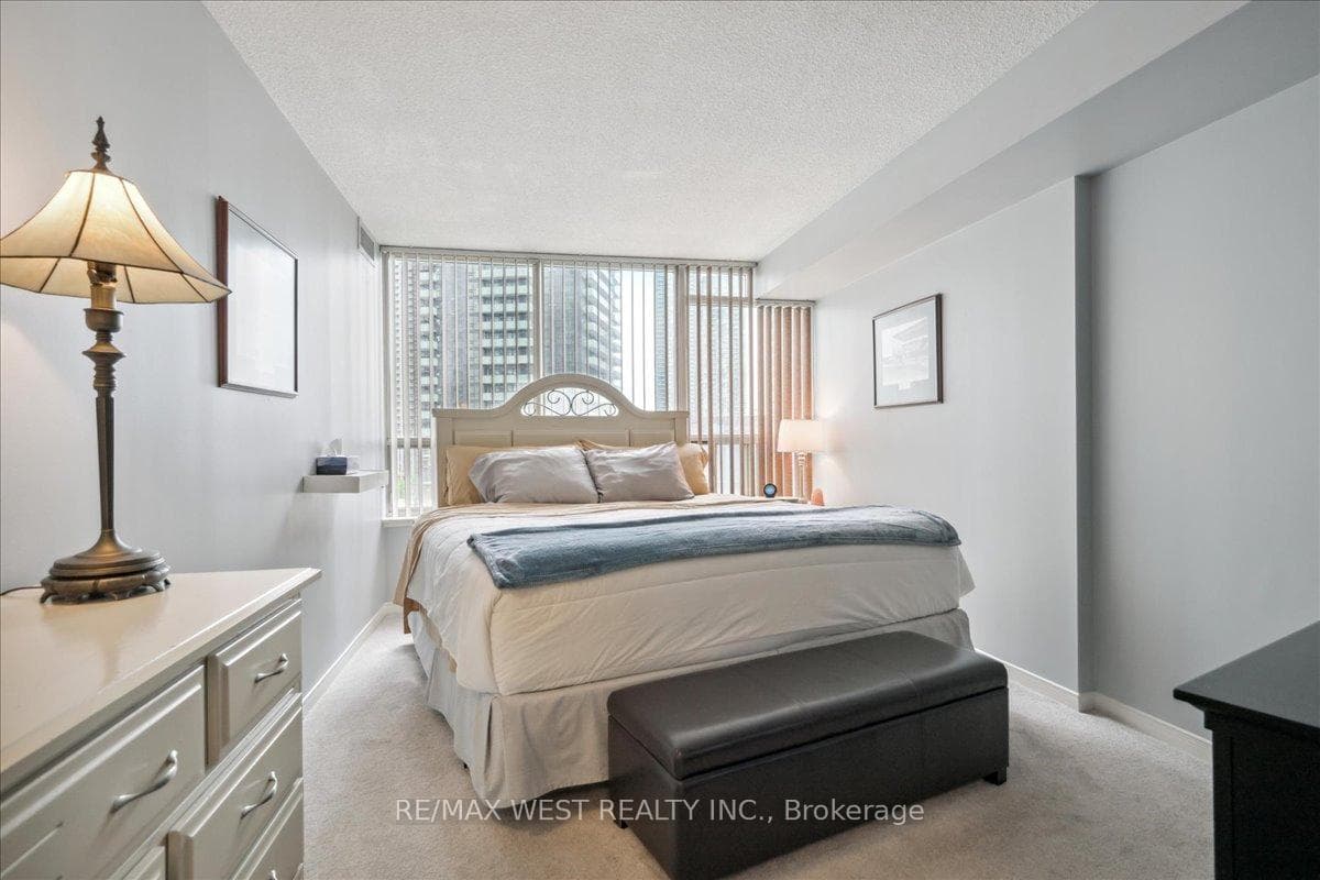 350 Rathburn Road Unit 809 photo 9