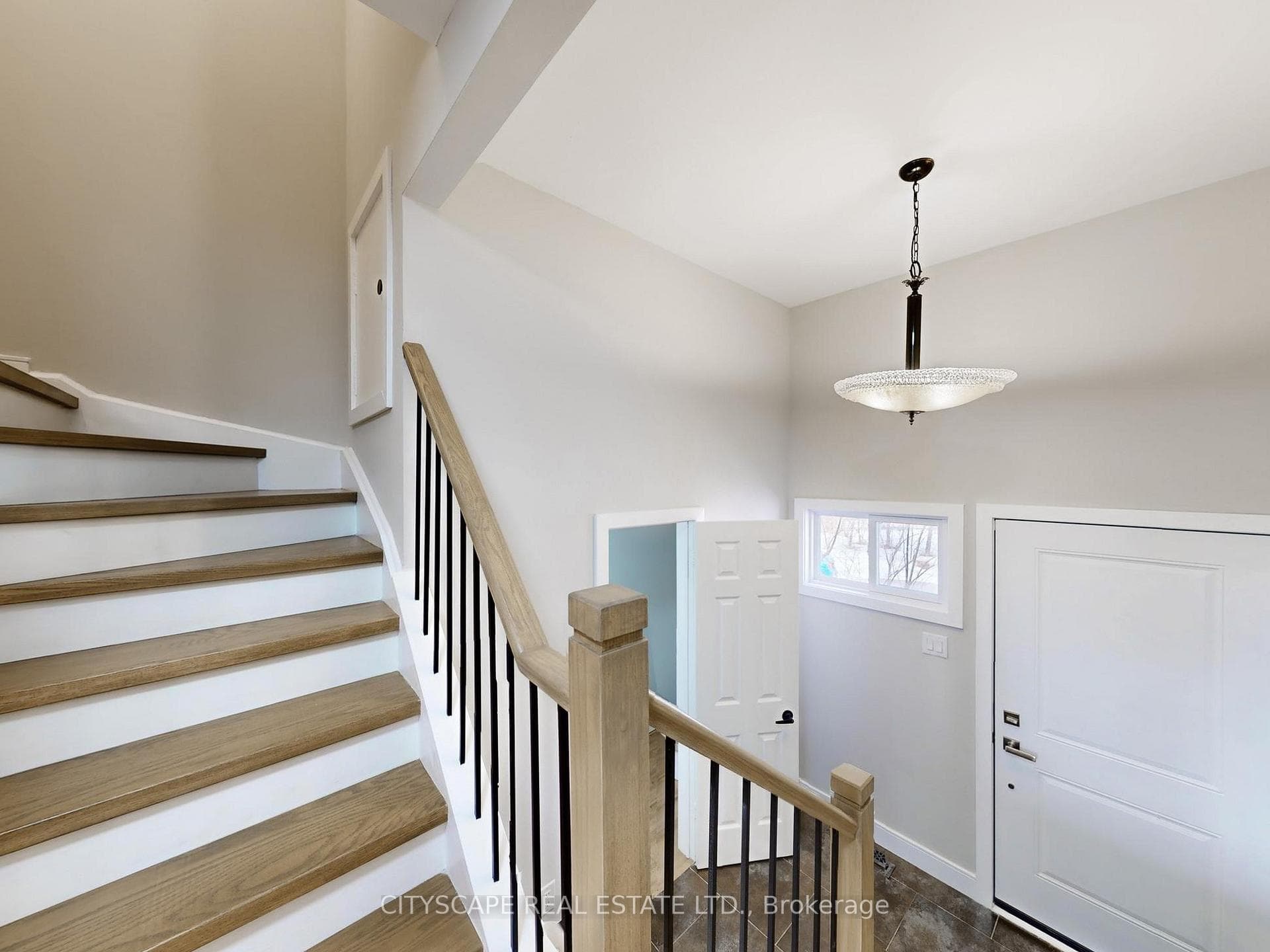 1484 Credit Woodlands Court photo 16