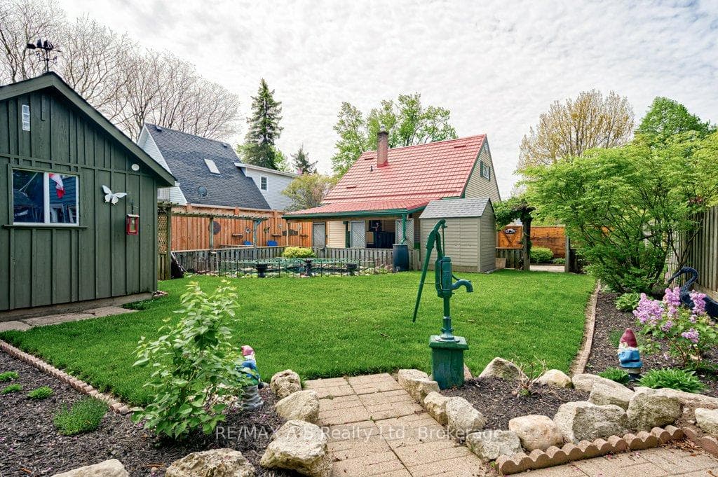 304 Douglas Street photo 34