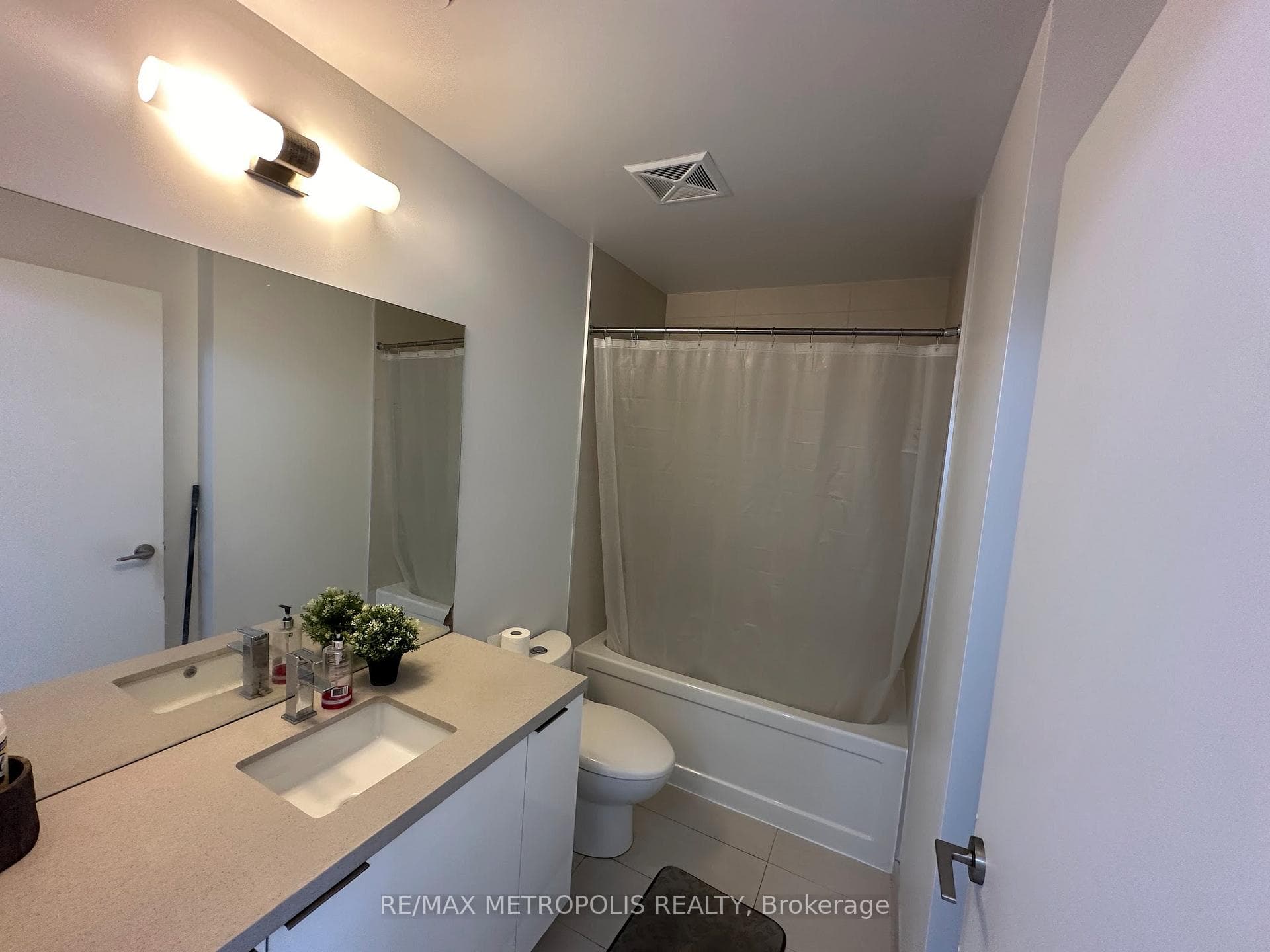 8 Eglinton Avenue Unit 1909 photo 12
