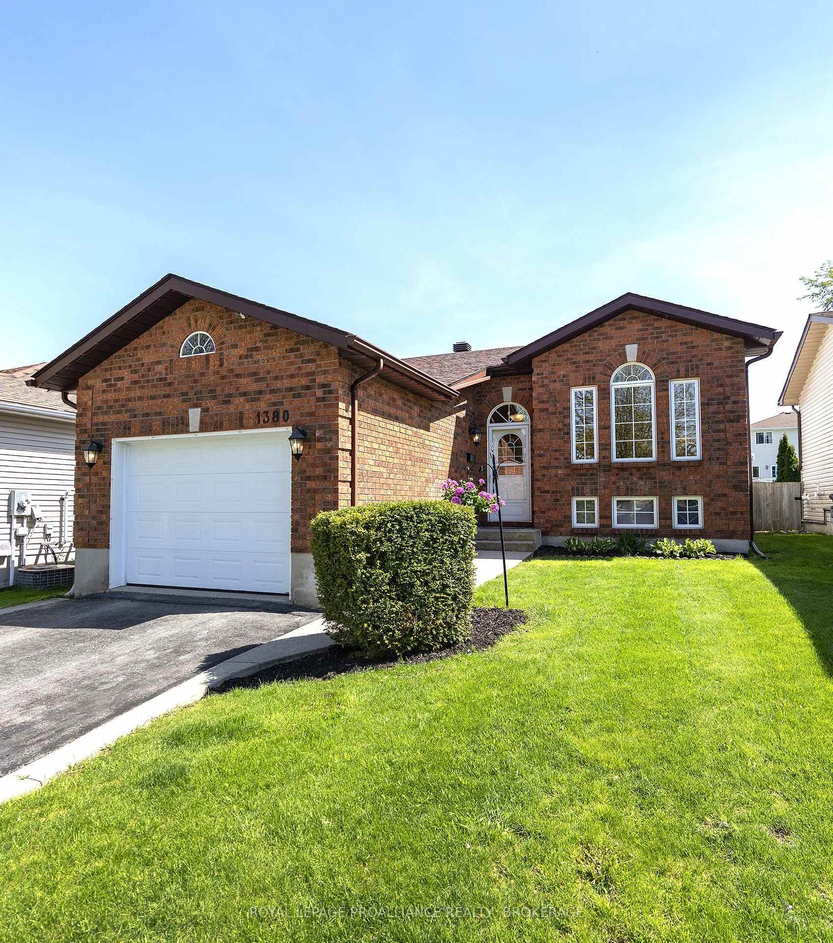 1380 Fisher Crescent photo 1