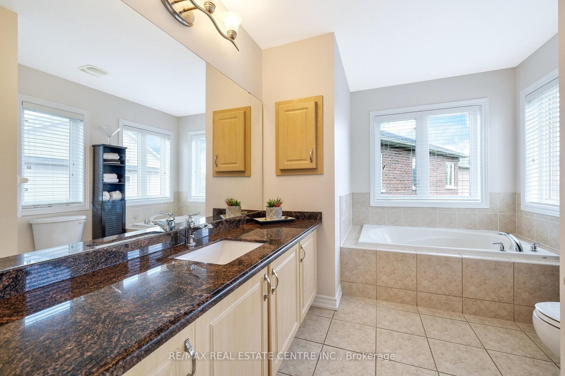 241 Duff Crescent photo 21