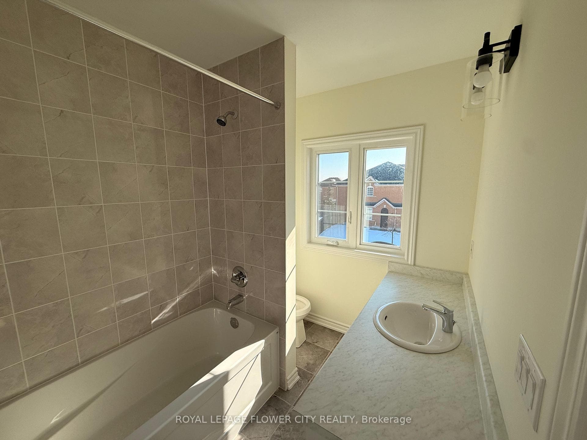 94 Cadillac Crescent photo 19