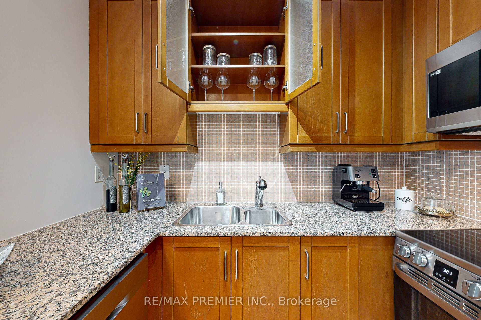 CHARACTERISTIC MINI-SUBWAY TILE BACKSPLASH