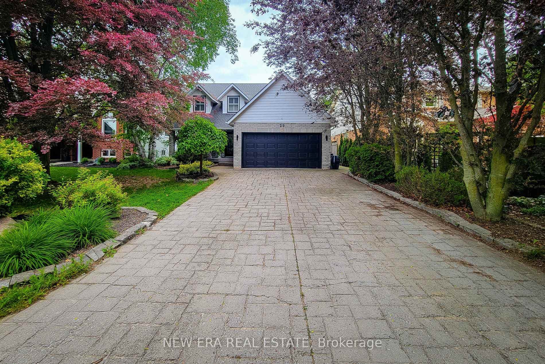 29 Woodside Square photo 2
