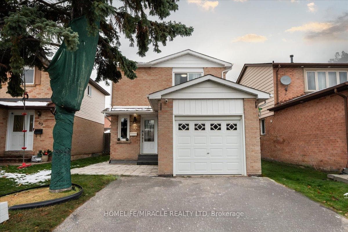 47 Martindale Crescent photo 2
