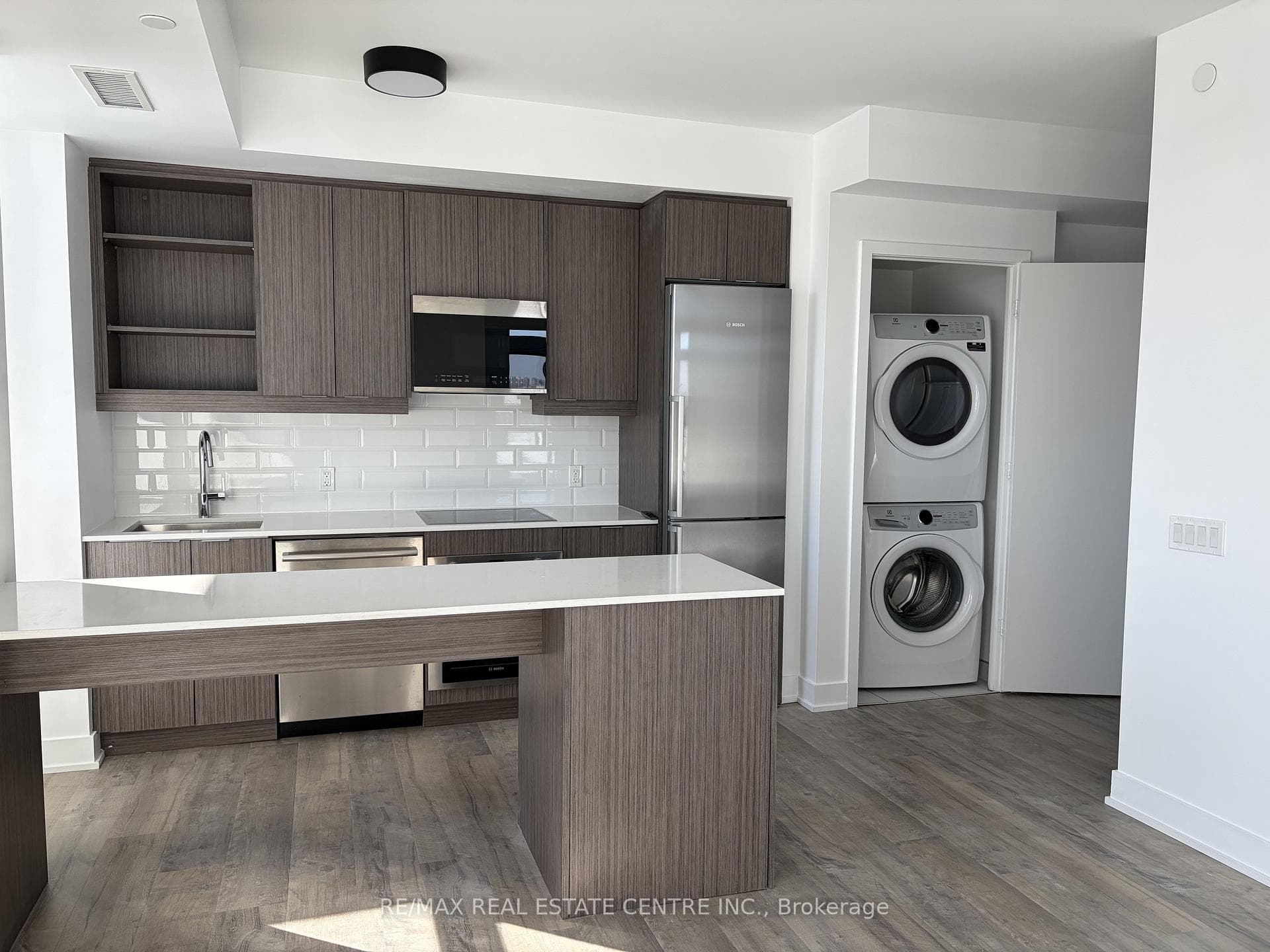 lots of storage space in the kitchen