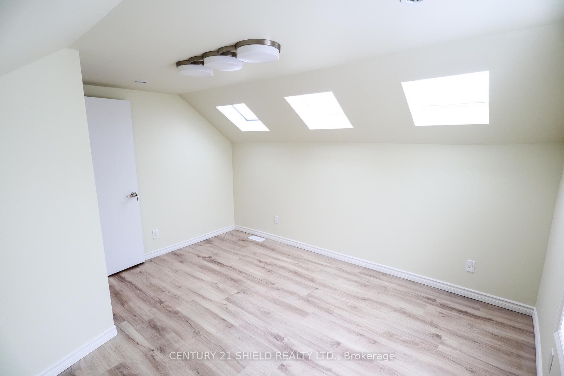 143 Carleton Street photo 10