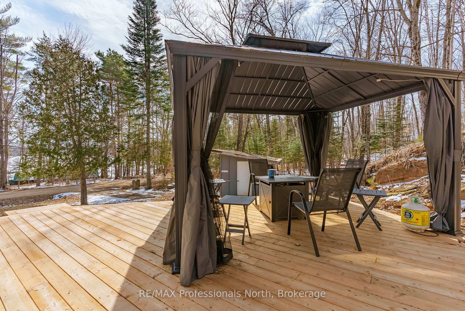 Deck on kitchen/dining
