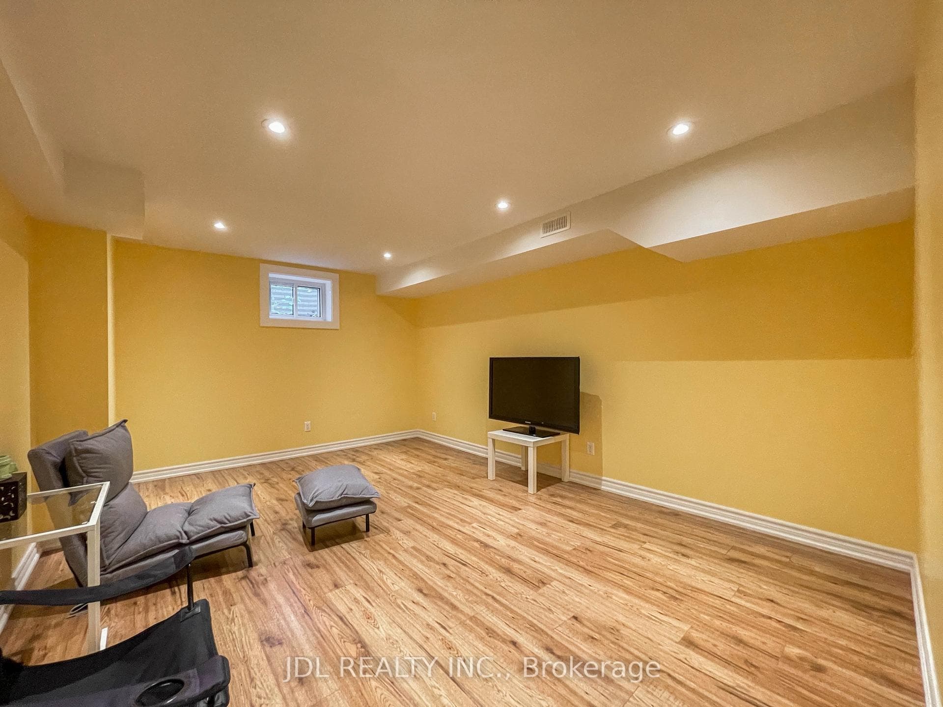 126 Weir Crescent photo 39