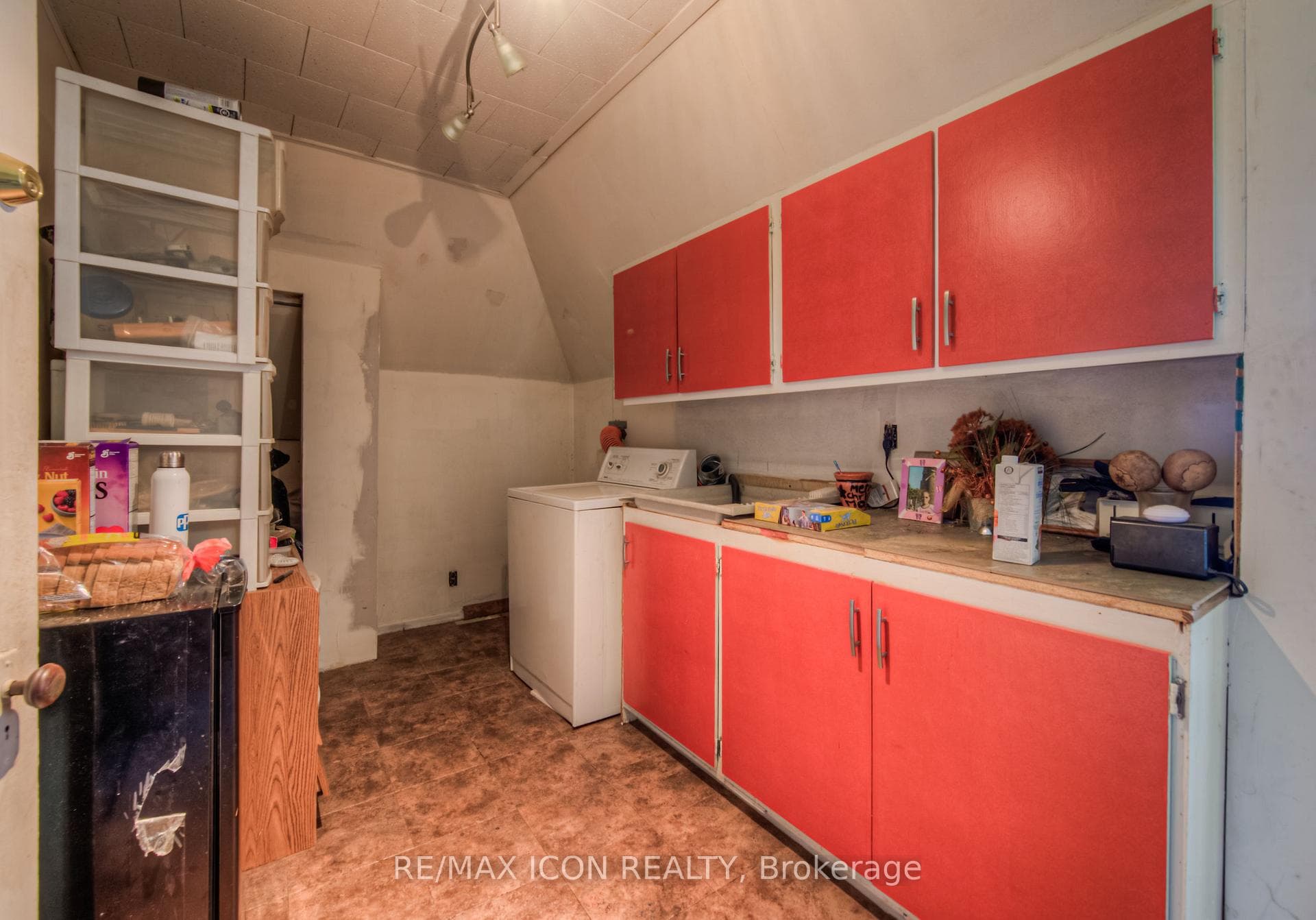 524 Colborne Street photo 36