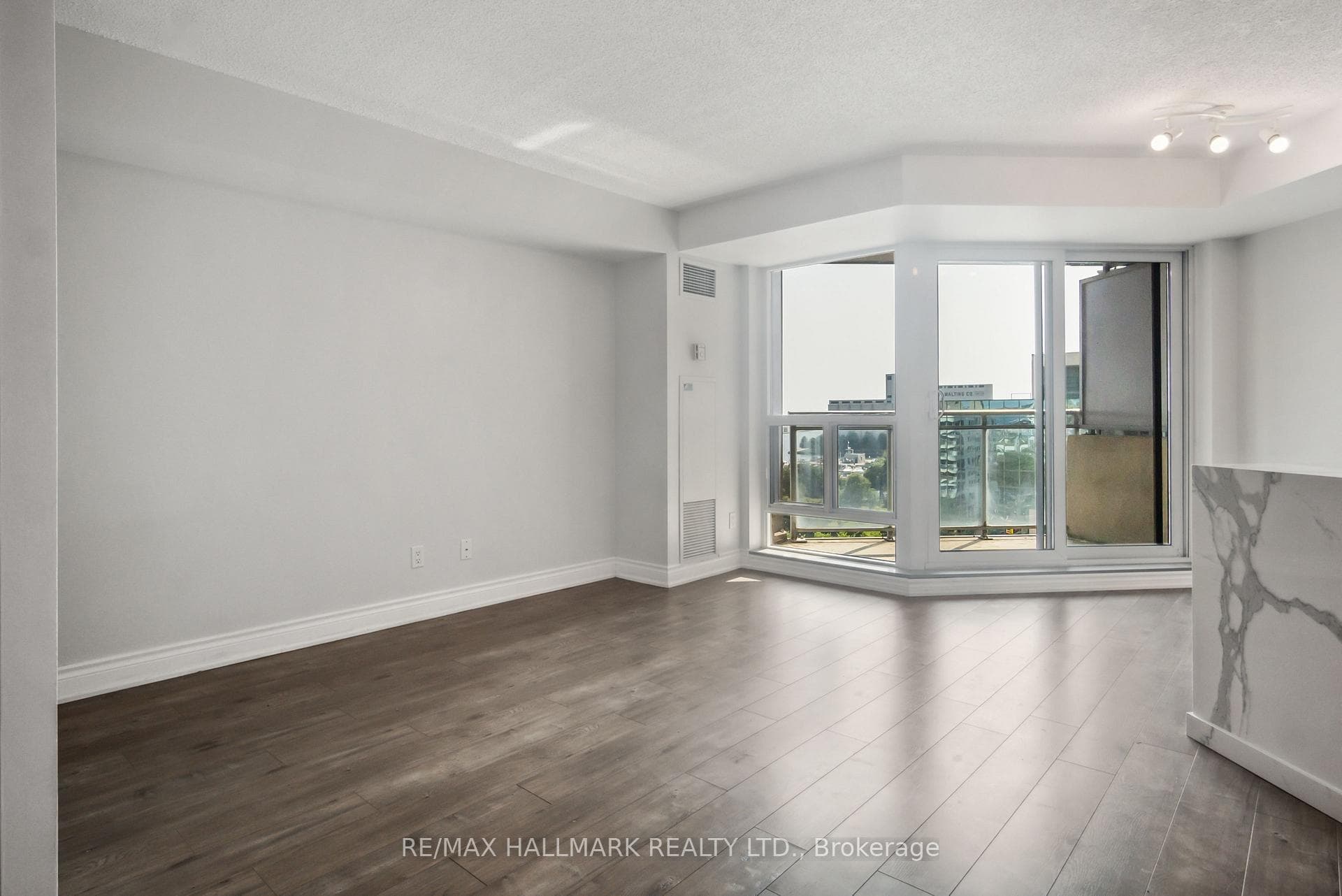 410 Queens Quay Unit 919 photo 1