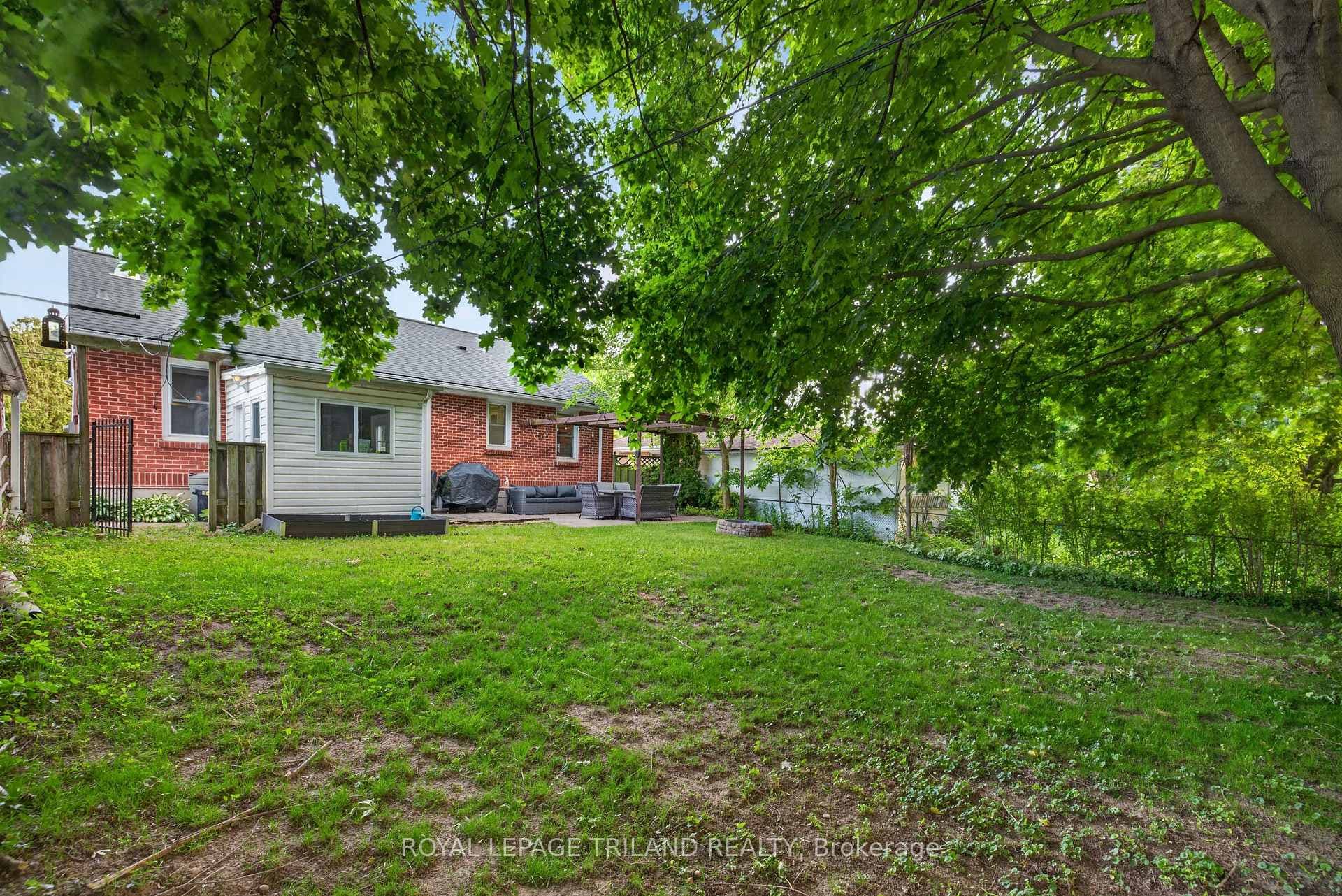 706 Victoria Street photo 32