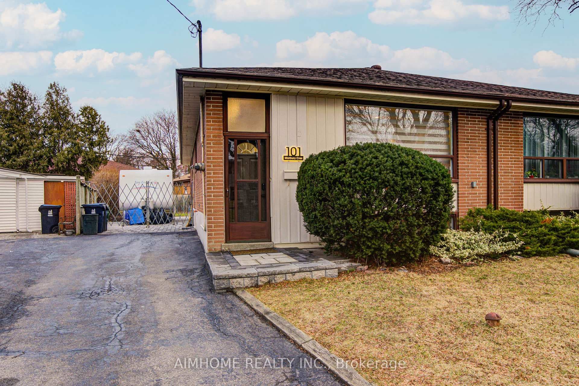 101 Marbury Crescent photo 2
