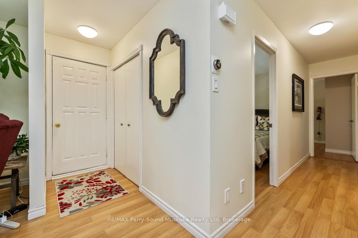 Foyer w double closet