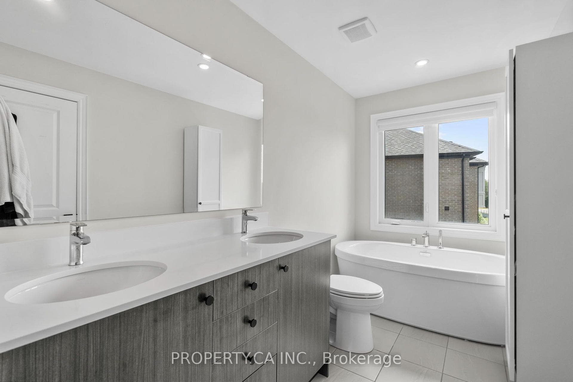 556 New England Court photo 23