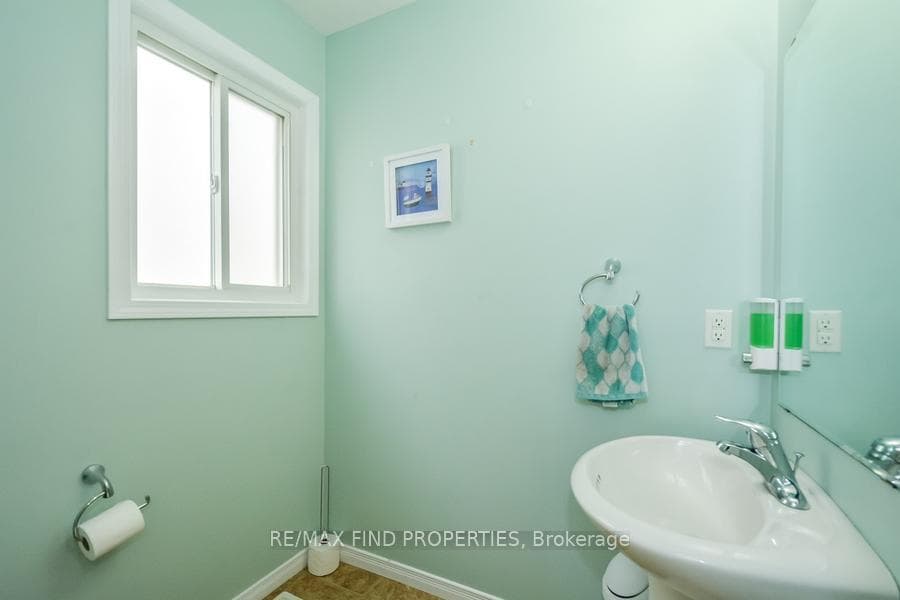 306 Featherstone Crescent photo 9