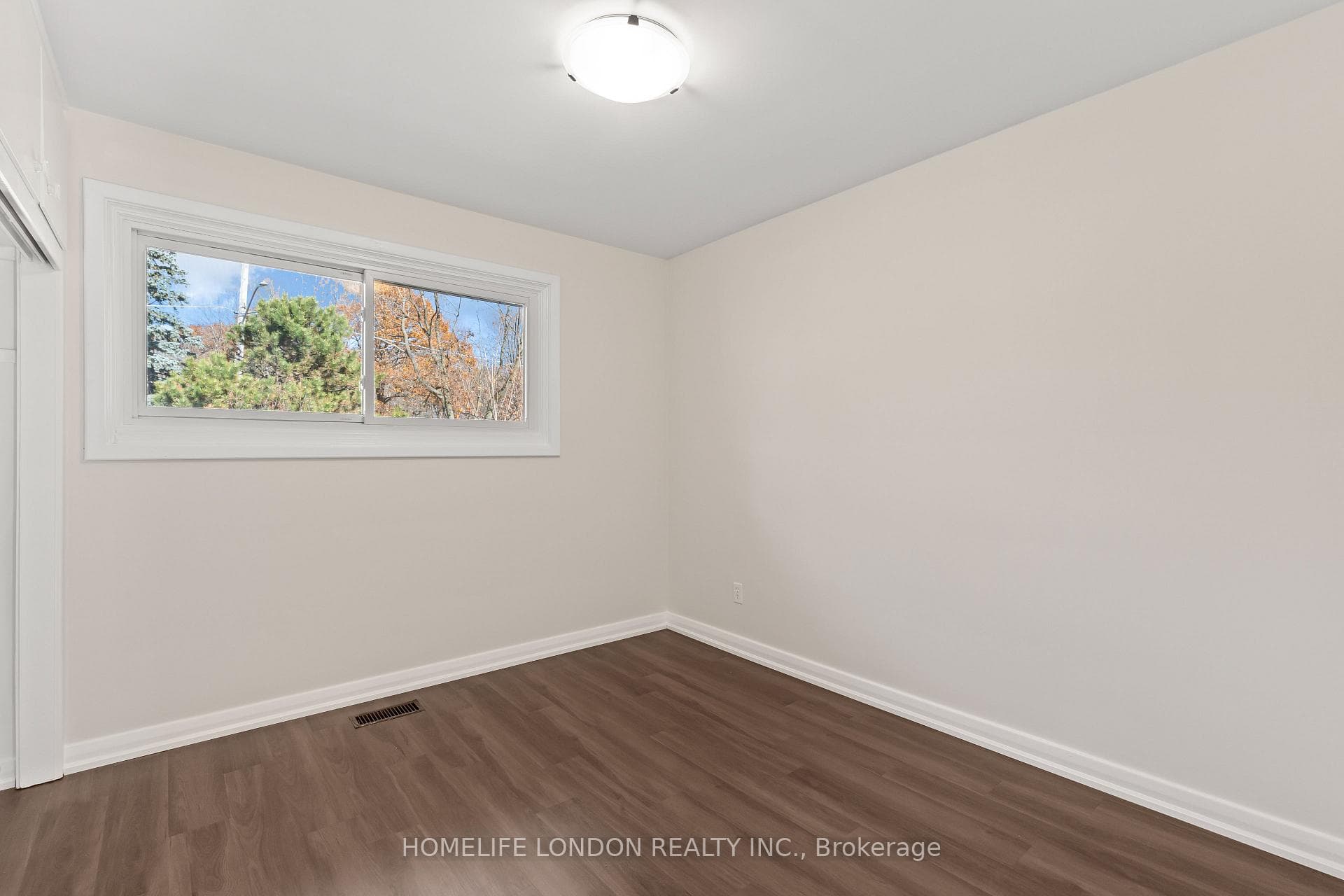 163 Centre Street photo 23