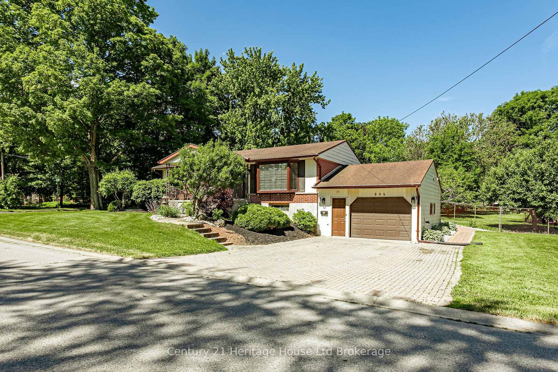 694 Queen Street photo 2
