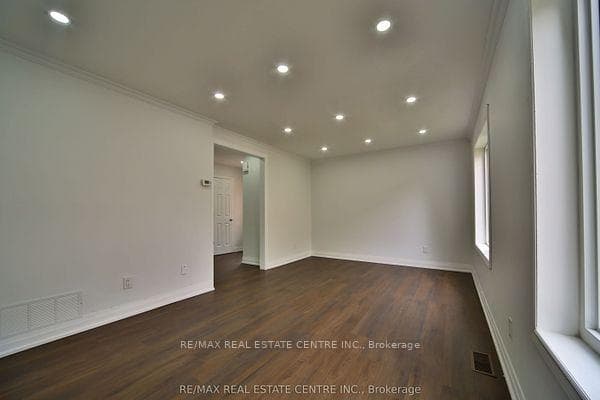 20 Mozart Crescent photo 7