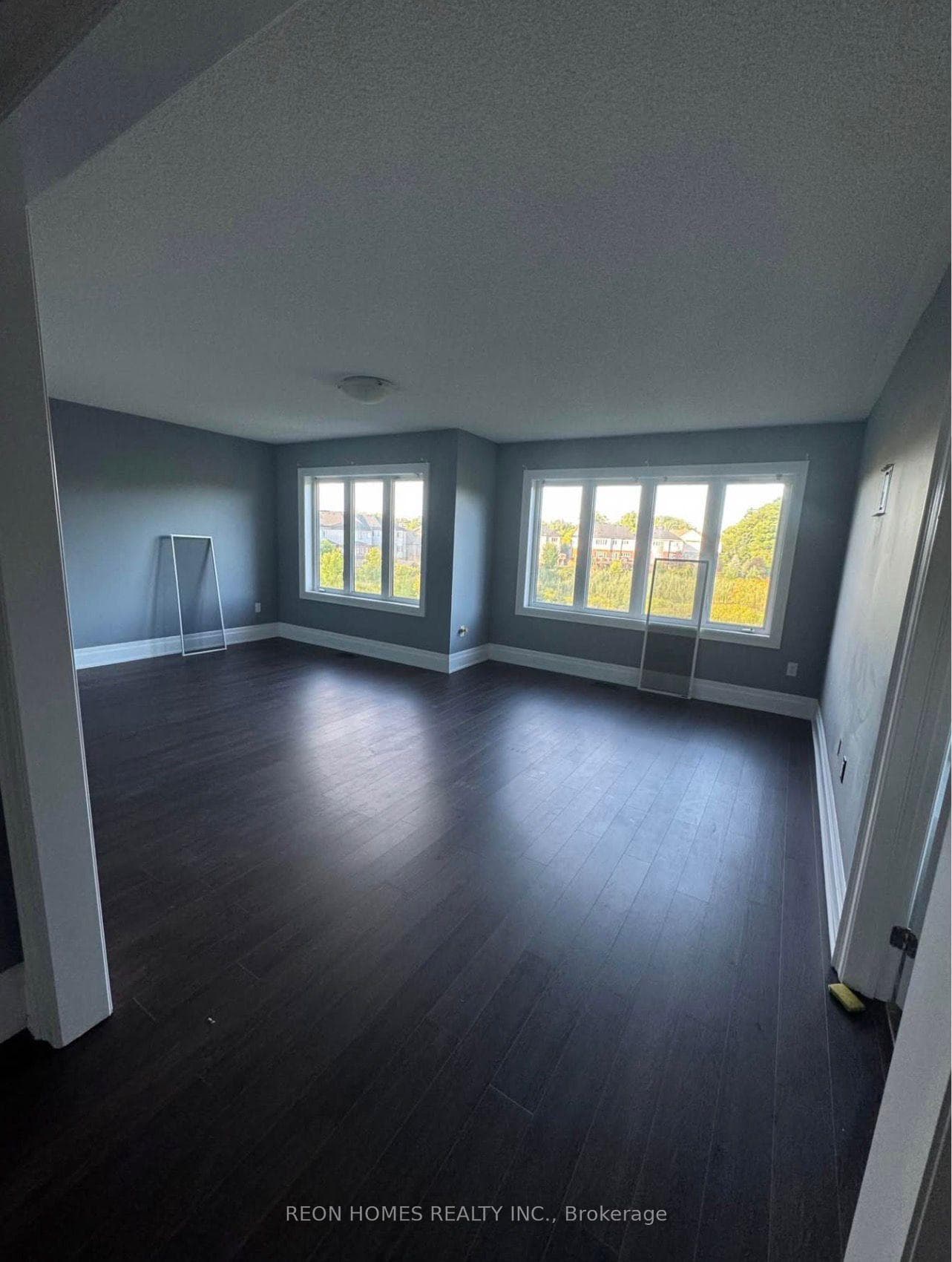 98 Decarolis Crescent photo 2