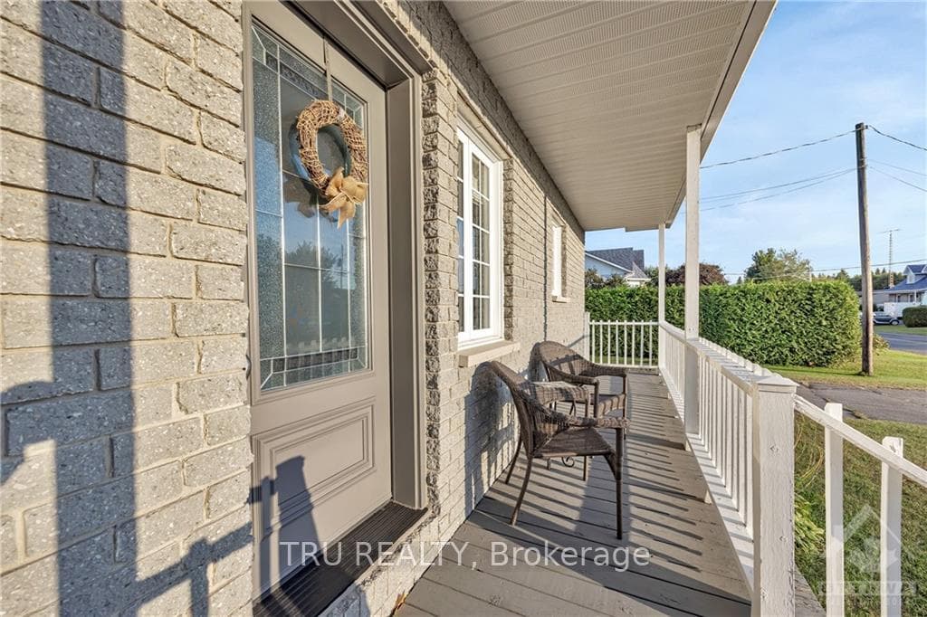 557 BOLT Street photo 2