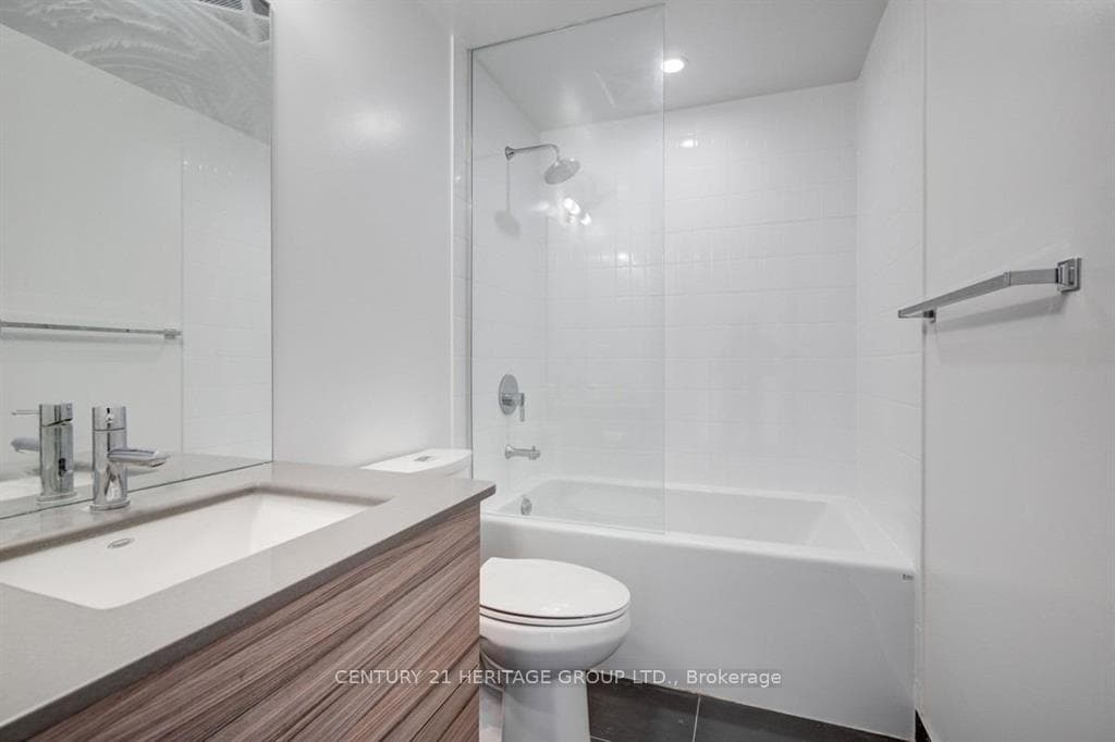 210 Simcoe Street Unit 1912 photo 5