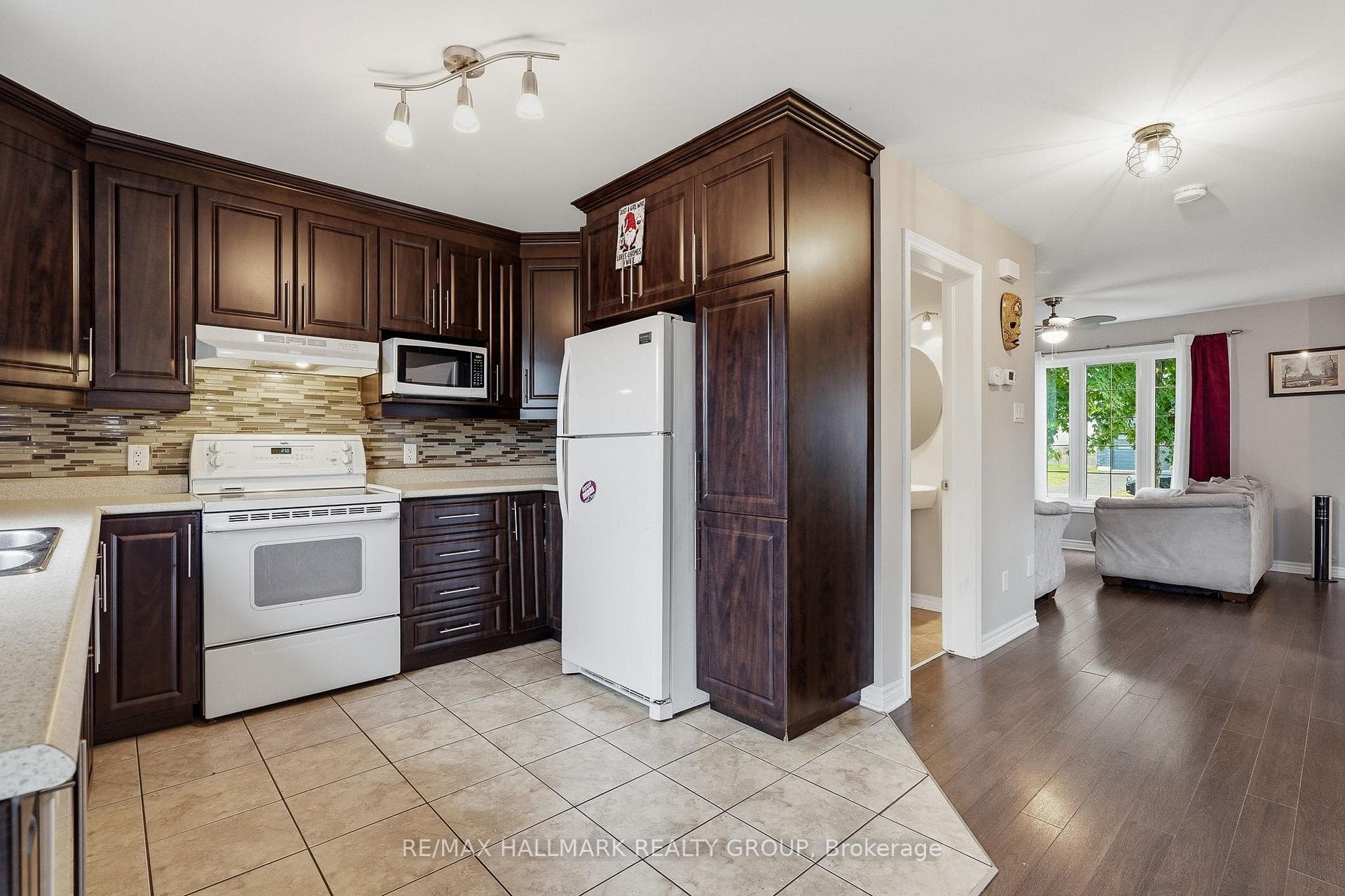 462 DENIS Street photo 15