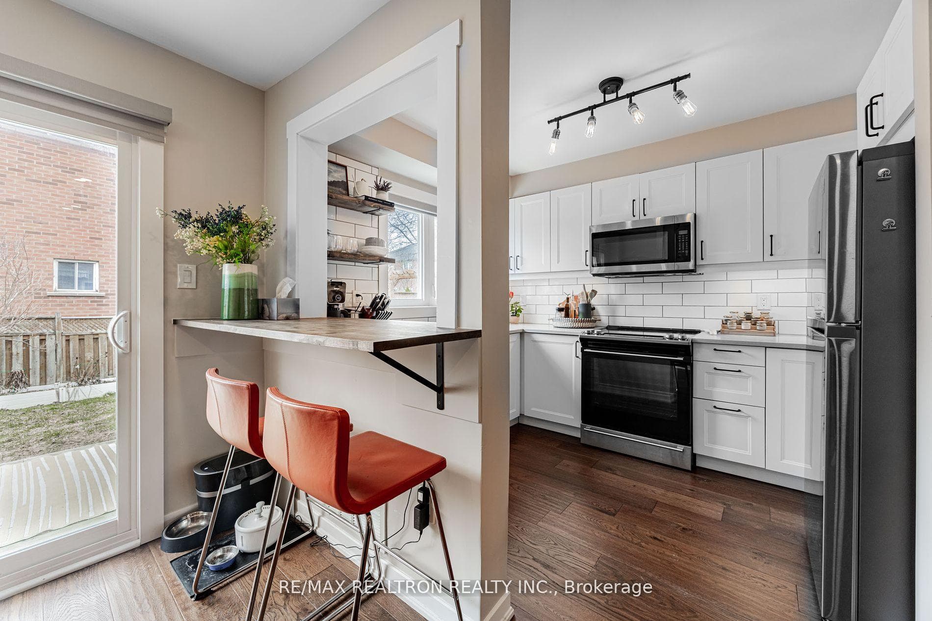 533 Carberry Street photo 10