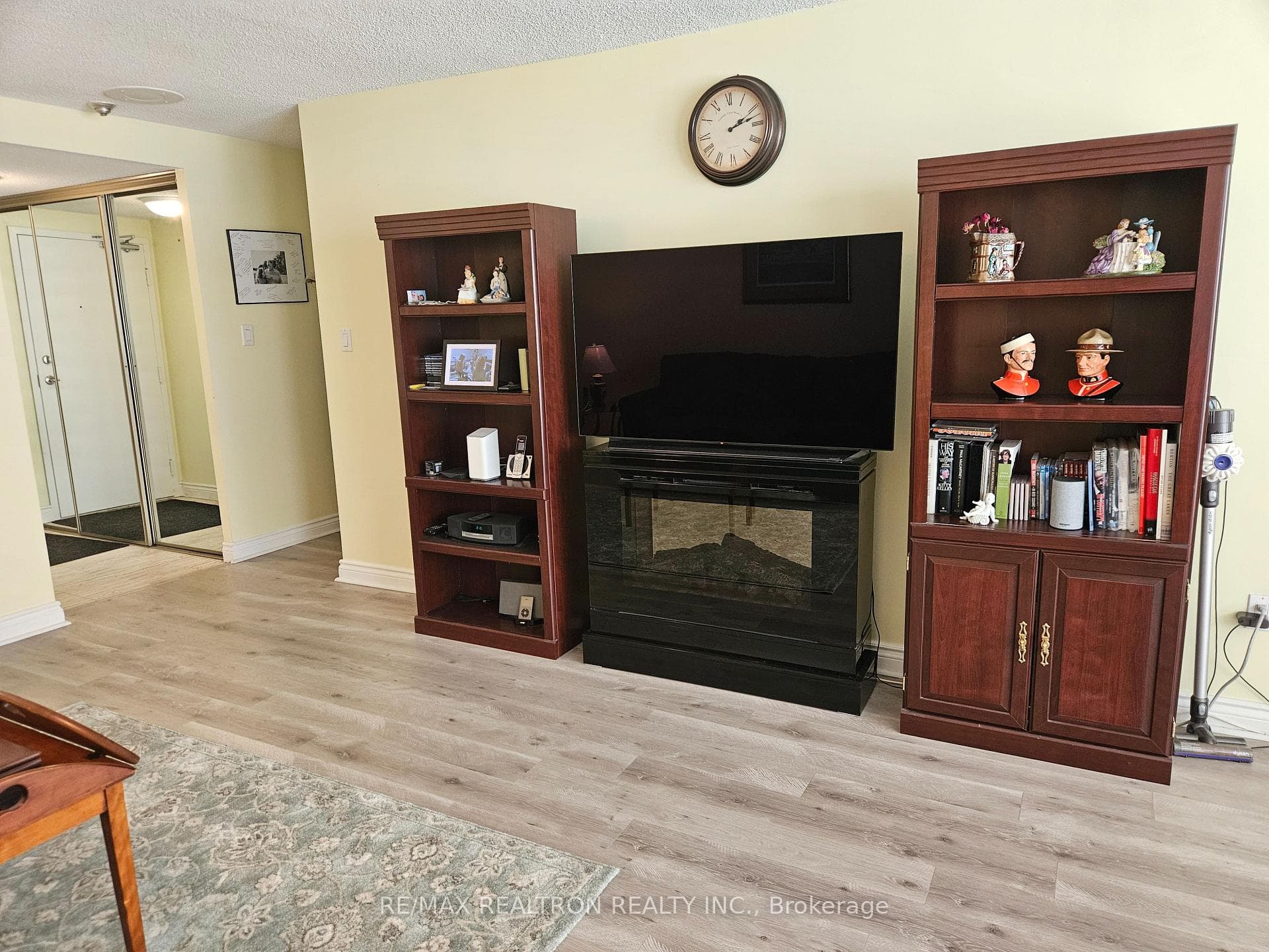 20 Dean Park Road Unit 817 photo 11