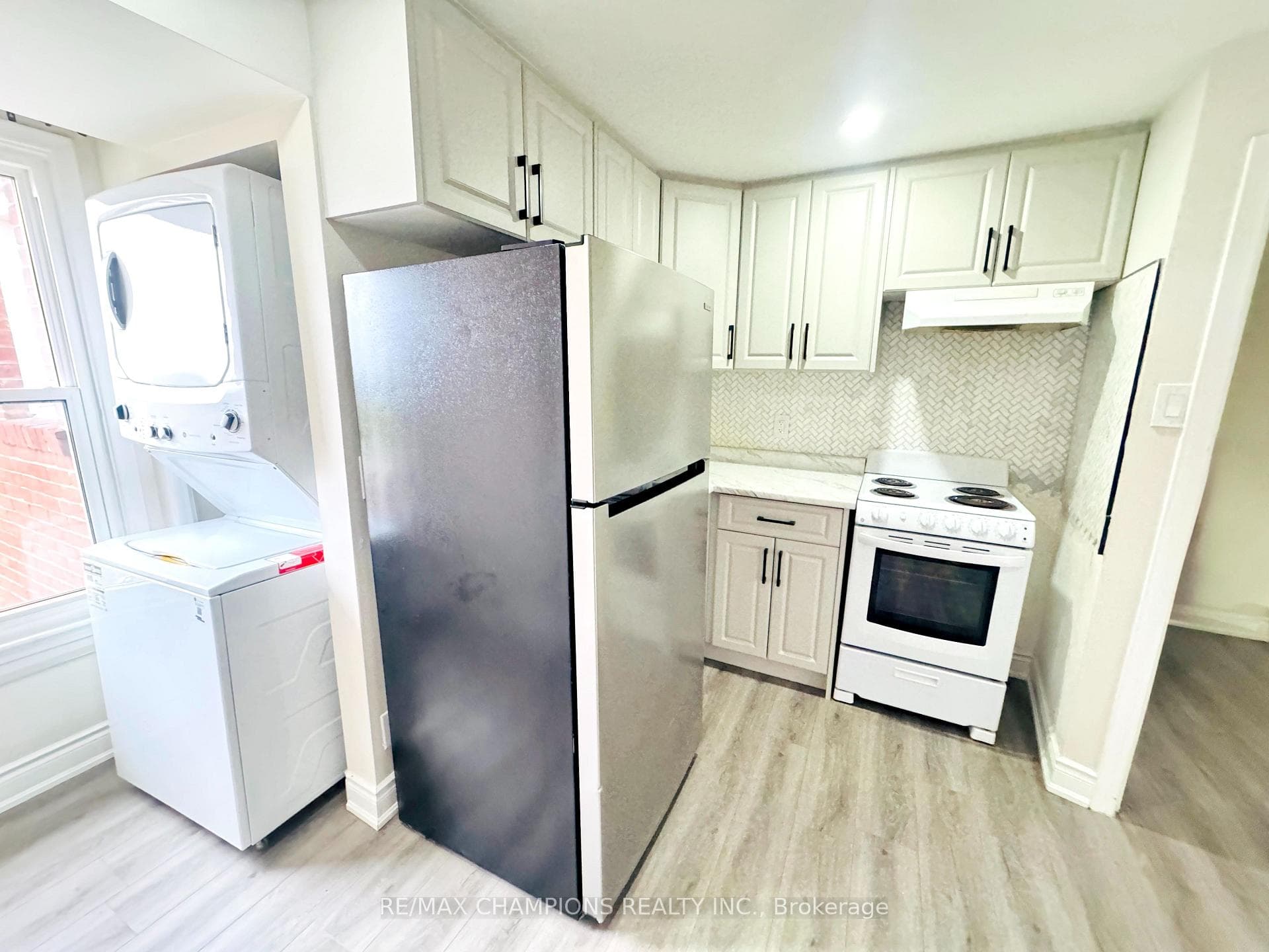 196 Caledonia Road Unit 2nd Flr photo 3